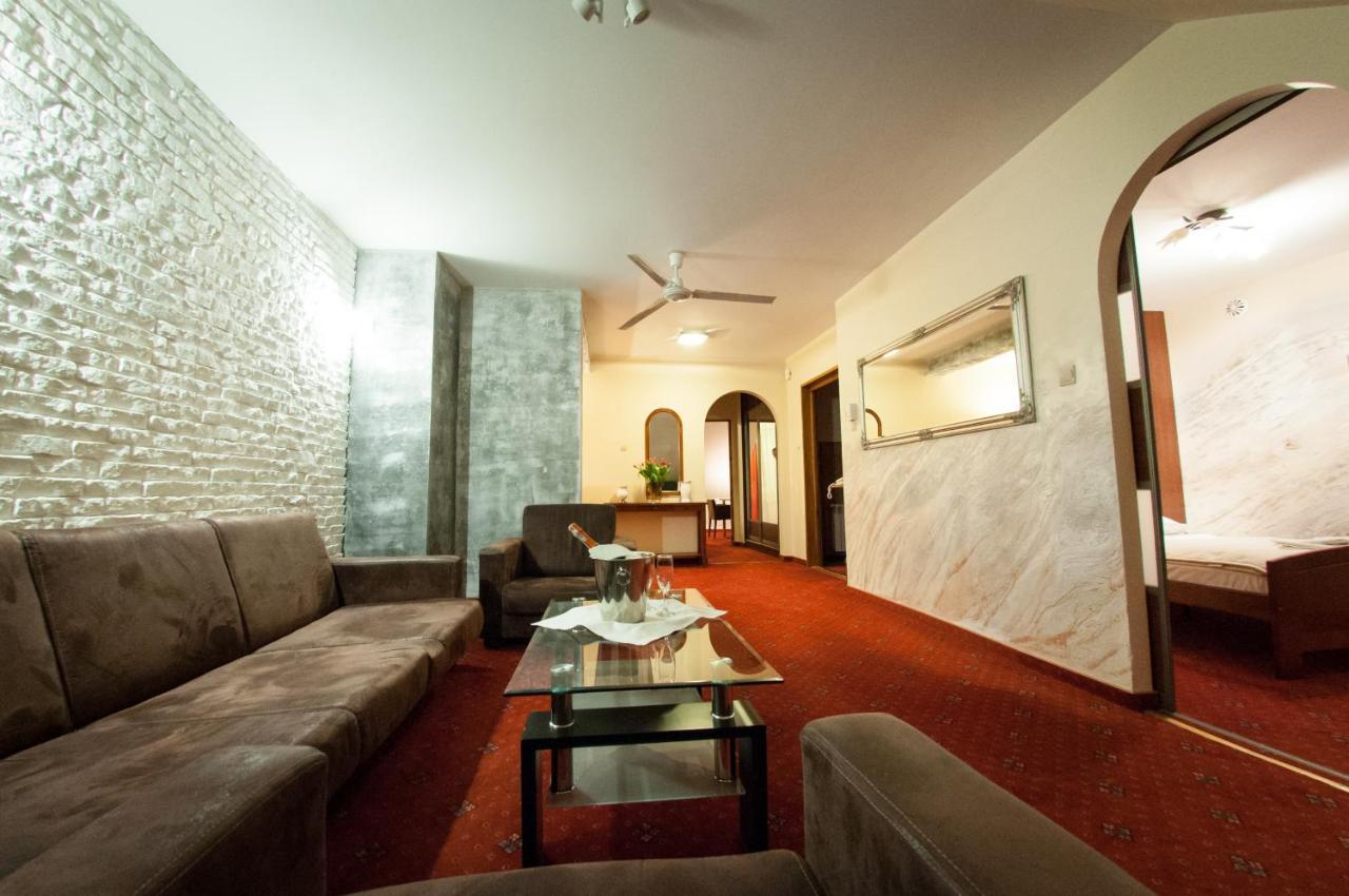Secession Hotel Leczna المظهر الخارجي الصورة